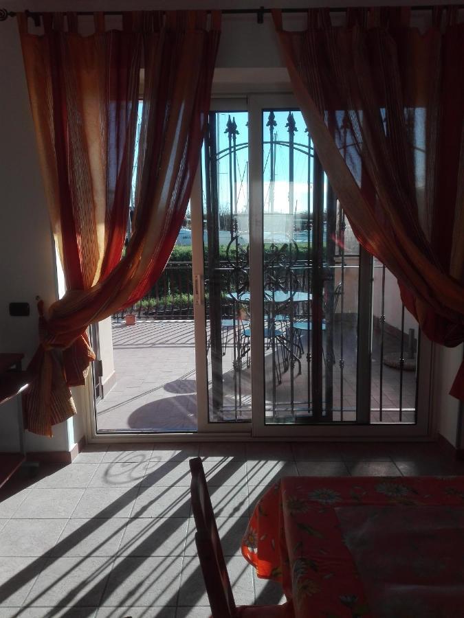 A Santy'S House 1Piano-No Lift-Shuttle A Pagamento-Raggiungibile A Piedi Aeroporto-Fermata Bus Fiera Di Roma A 3 Minuti-Air Condiz Ed Extra Bed For A Fee A Pagamento Apartment ฟิวมิชีโน ภายนอก รูปภาพ